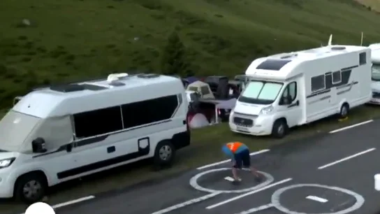 No más penes en el Tour de Francia: así disimulan los que hay pintados en las carreteras  No más penes en el Tour de Francia: así disimulan los que hay pintados en las carreteras