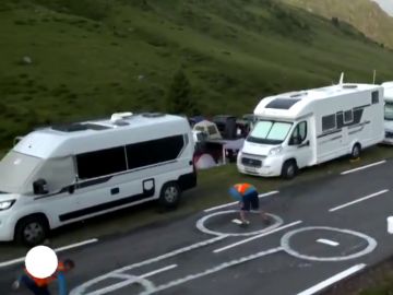 No más penes en el Tour de Francia: así disimulan los que hay pintados en las carreteras No más penes en el Tour de Francia: así disimulan los que hay pintados en las carreteras