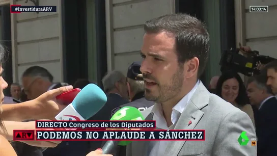 Alberto Garzón critica el discurso de Pedro Sánchez: "Llamar a la puerta de izquierda y derecha es incompatible" Alberto Garzón critica el discurso de Pedro Sánchez: "Llamar a la puerta de izquierda y derecha es incompatible"