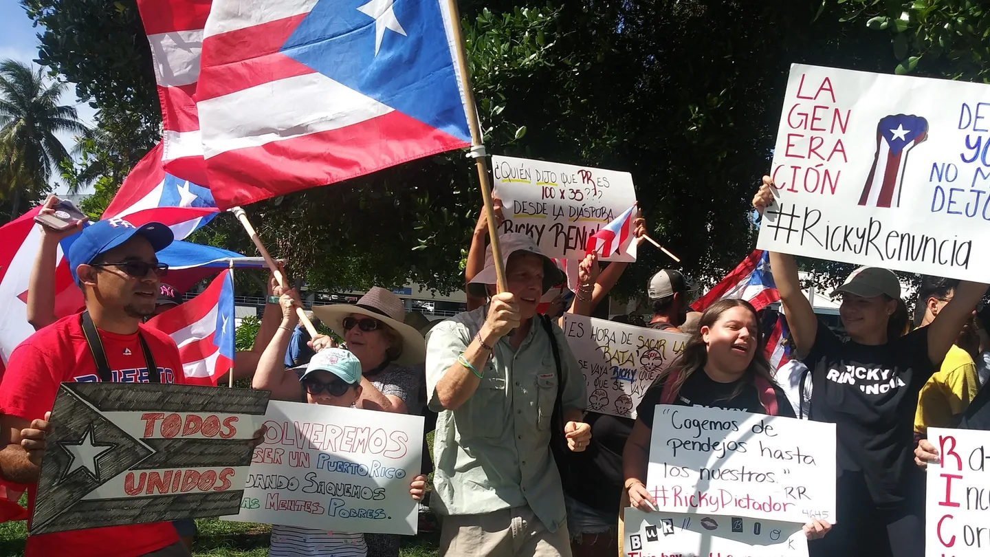 Unos 200 puertorriqueños se manifiestan este domingo para pedir la destitución de Ricardo Rosselló Unos 200 puertorriqueños se manifiestan este domingo para pedir la destitución de Ricardo Rosselló