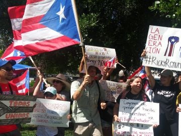 Unos 200 puertorriqueños se manifiestan este domingo para pedir la destitución de Ricardo Rosselló Unos 200 puertorriqueños se manifiestan este domingo para pedir la destitución de Ricardo Rosselló