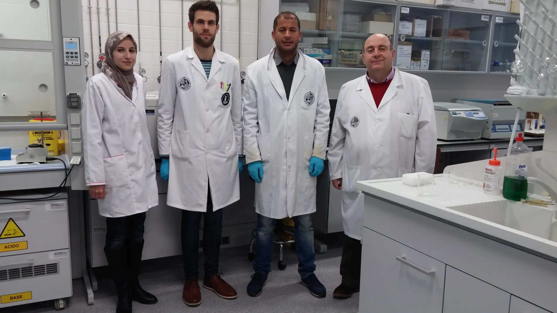investigadores de esta investigación en su laboratorio
