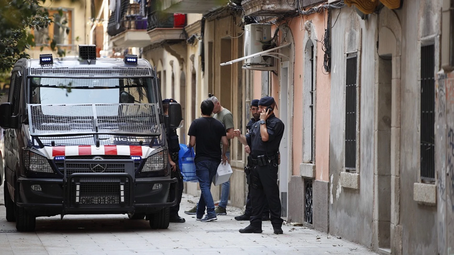 Los Mossos en la operación contra una red de ladrones violentos en Barcelona