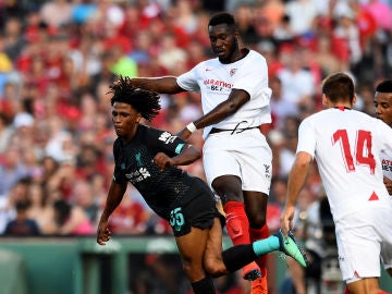 Joris Gnagnon golpeando a Yasser Larouci Joris Gnagnon golpeando a Yasser Larouci