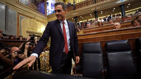 Pedro Sánchez enfila su escaño en el Congreso Pedro Sánchez enfila su escaño en el Congreso