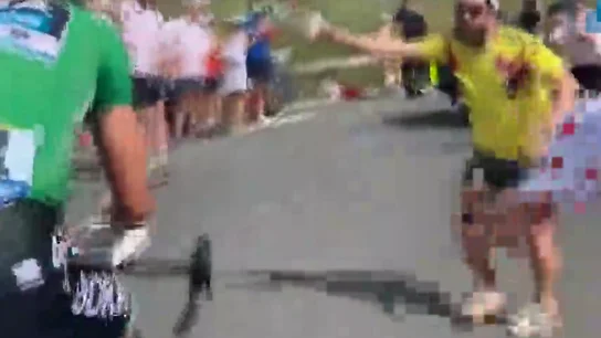 No verás nada igual: Peter Sagan firma un autógrafo... ¡en pleno ascenso del Tourmalet! No verás nada igual: Peter Sagan firma un autógrafo... ¡en pleno ascenso del Tourmalet!
