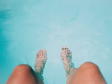 Piernas en la piscina Piernas en la piscina