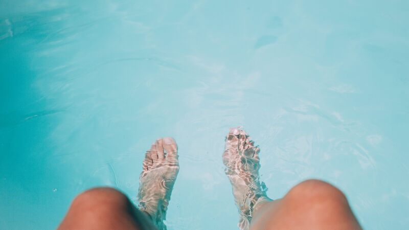 ¿Puede el cloro de la piscina causar alergia en la piel?