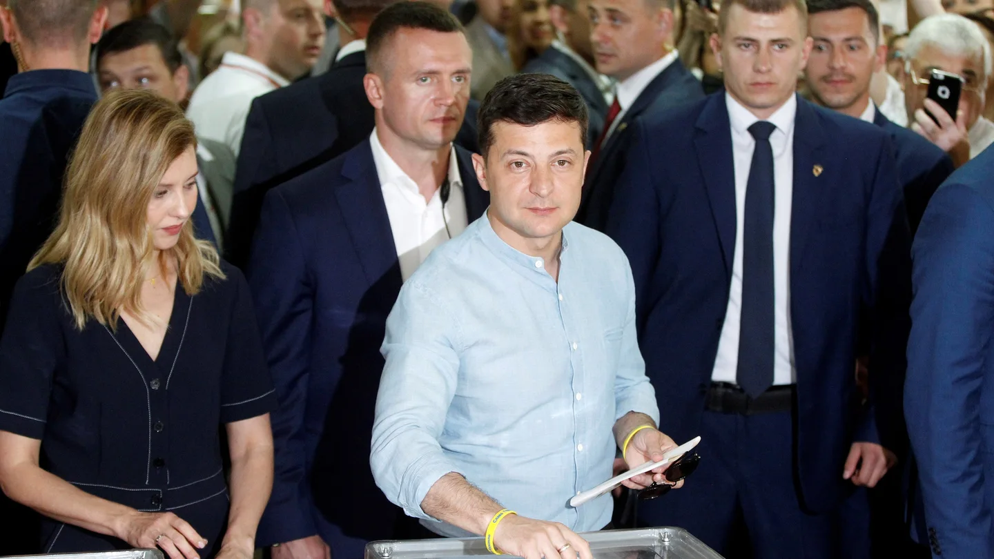 El presidente ucraniano, Volodimir Zelenski, deposita su voto en un colegio electoral El presidente ucraniano, Volodimir Zelenski, deposita su voto en un colegio electoral