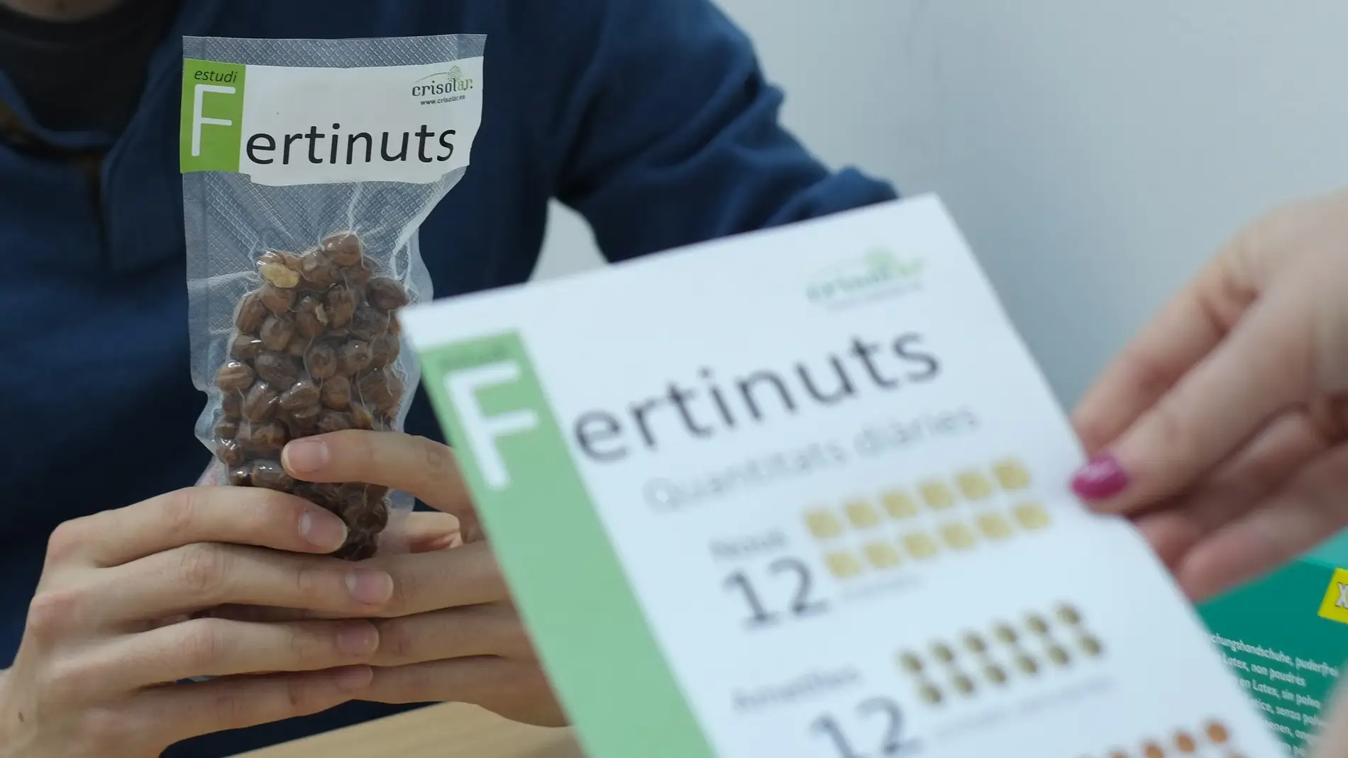 hombre con una bolsa de frutos secos