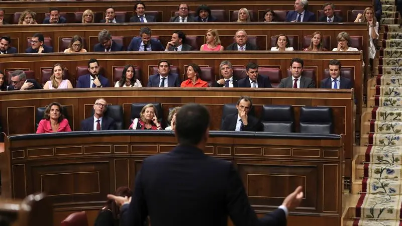 Pedro Sánchez se dirige a la bancada del PP