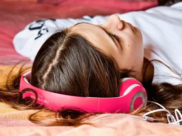 Escuchando música Escuchando música