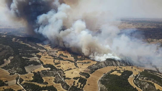 Un incendio amenaza a la sierra de Alcubierre en Zaragoza. Un incendio amenaza a la sierra de Alcubierre en Zaragoza.