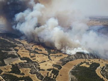 Un incendio amenaza a la sierra de Alcubierre en Zaragoza. Un incendio amenaza a la sierra de Alcubierre en Zaragoza.