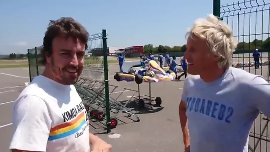 "Me han dicho que te gusta el rojo...", ojo a la reacción de Fernando Alonso a esta frase guiño a Ferrari "Me han dicho que te gusta el rojo...", ojo a la reacción de Fernando Alonso a esta frase guiño a Ferrari