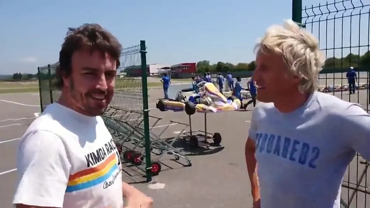 "Me han dicho que te gusta el rojo...", ojo a la reacción de Fernando Alonso a esta frase guiño a Ferrari "Me han dicho que te gusta el rojo...", ojo a la reacción de Fernando Alonso a esta frase guiño a Ferrari
