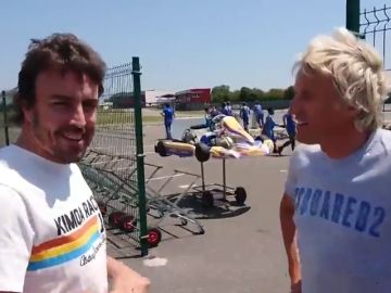 "Me han dicho que te gusta el rojo...", ojo a la reacción de Fernando Alonso a esta frase guiño a Ferrari "Me han dicho que te gusta el rojo...", ojo a la reacción de Fernando Alonso a esta frase guiño a Ferrari
