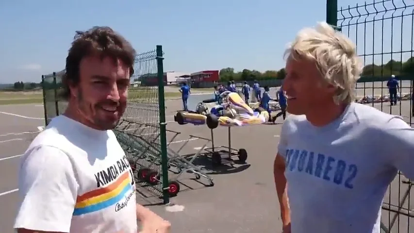 "Me han dicho que te gusta el rojo...", ojo a la reacción de Fernando Alonso a esta frase guiño a Ferrari