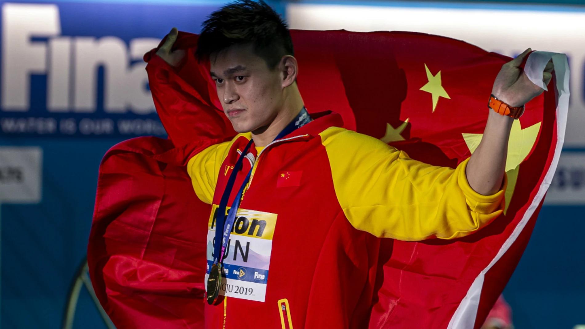 Sun Yang, con la bandera de China