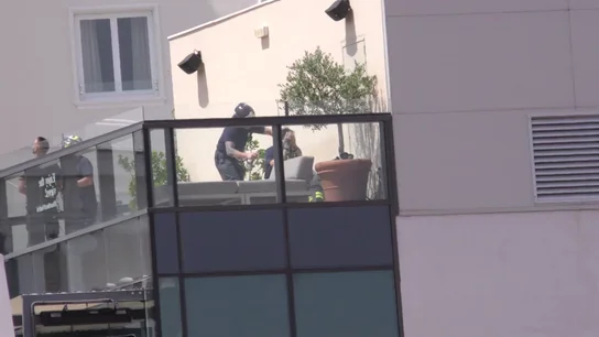 Un bombero rompe a llorar tras salvar al joven que quería lanzarse al vacío desde un hotel de la Gran Vía de Madrid Un bombero rompe a llorar tras salvar al joven que quería lanzarse al vacío desde un hotel de la Gran Vía de Madrid