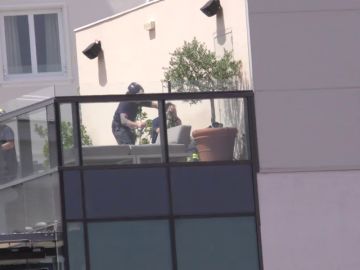 Un bombero rompe a llorar tras salvar al joven que quería lanzarse al vacío desde un hotel de la Gran Vía de Madrid Un bombero rompe a llorar tras salvar al joven que quería lanzarse al vacío desde un hotel de la Gran Vía de Madrid