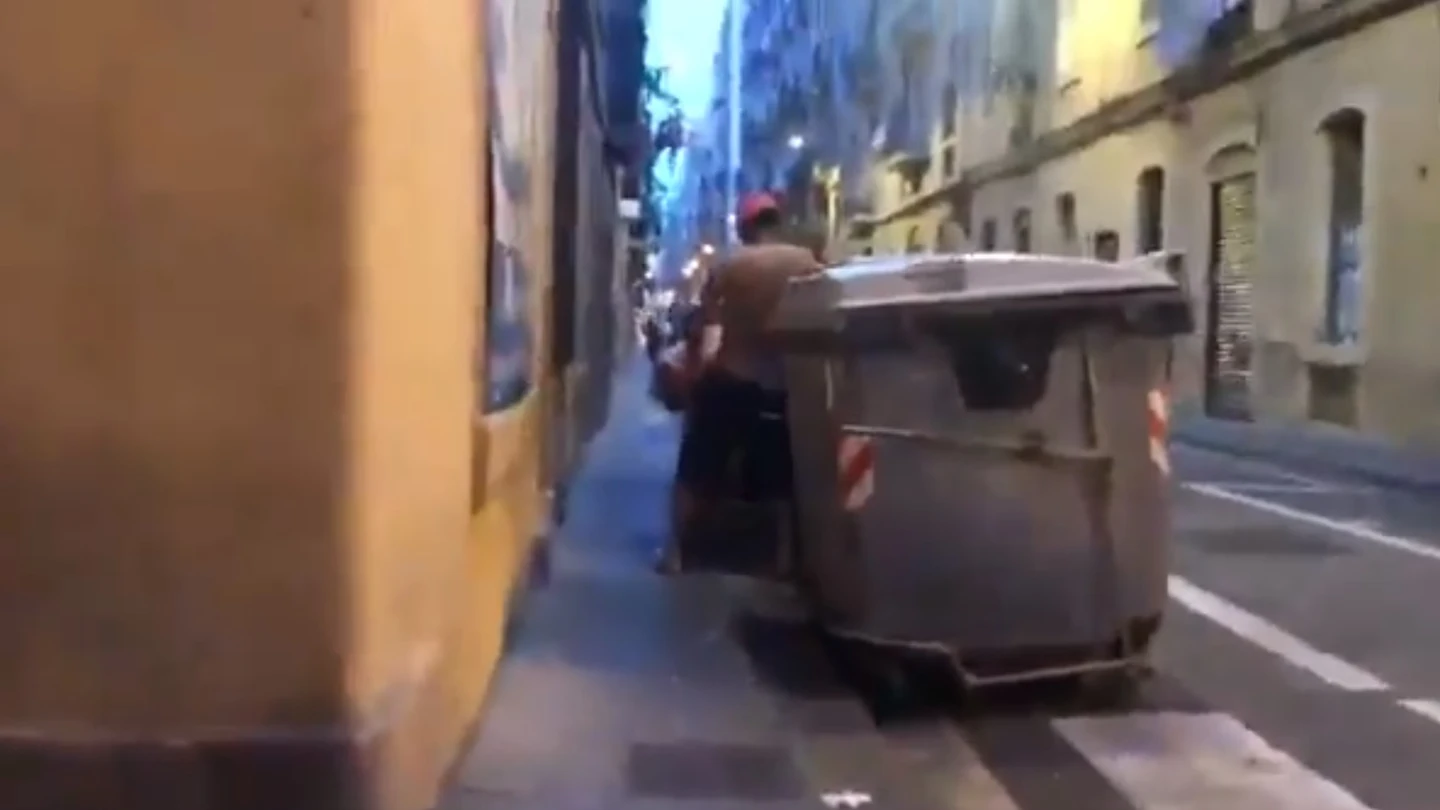 Denuncian la degradación de Barcelona con un vídeo de dos jóvenes manteniendo sexo entre contenedores Denuncian la degradación de Barcelona con un vídeo de dos jóvenes manteniendo sexo entre contenedores