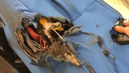 Así ha quedado la maleta de una pasajera de Vueling Así ha quedado la maleta de una pasajera de Vueling