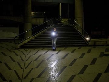 Un hombre camina en la calle durante el apagón en Caracas Un hombre camina en la calle durante el apagón en Caracas