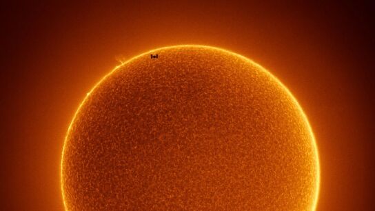 La Estaci&oacute;n Espacial Internacional cruza un Sol sin manchas