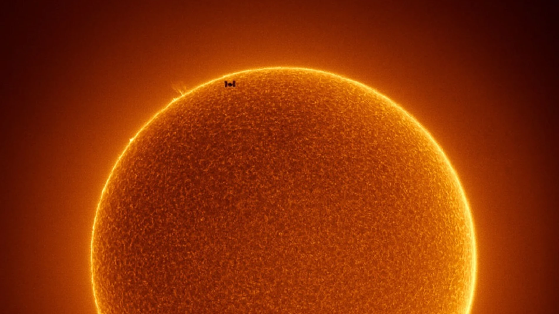 La Estación Espacial Internacional cruza un Sol sin manchas