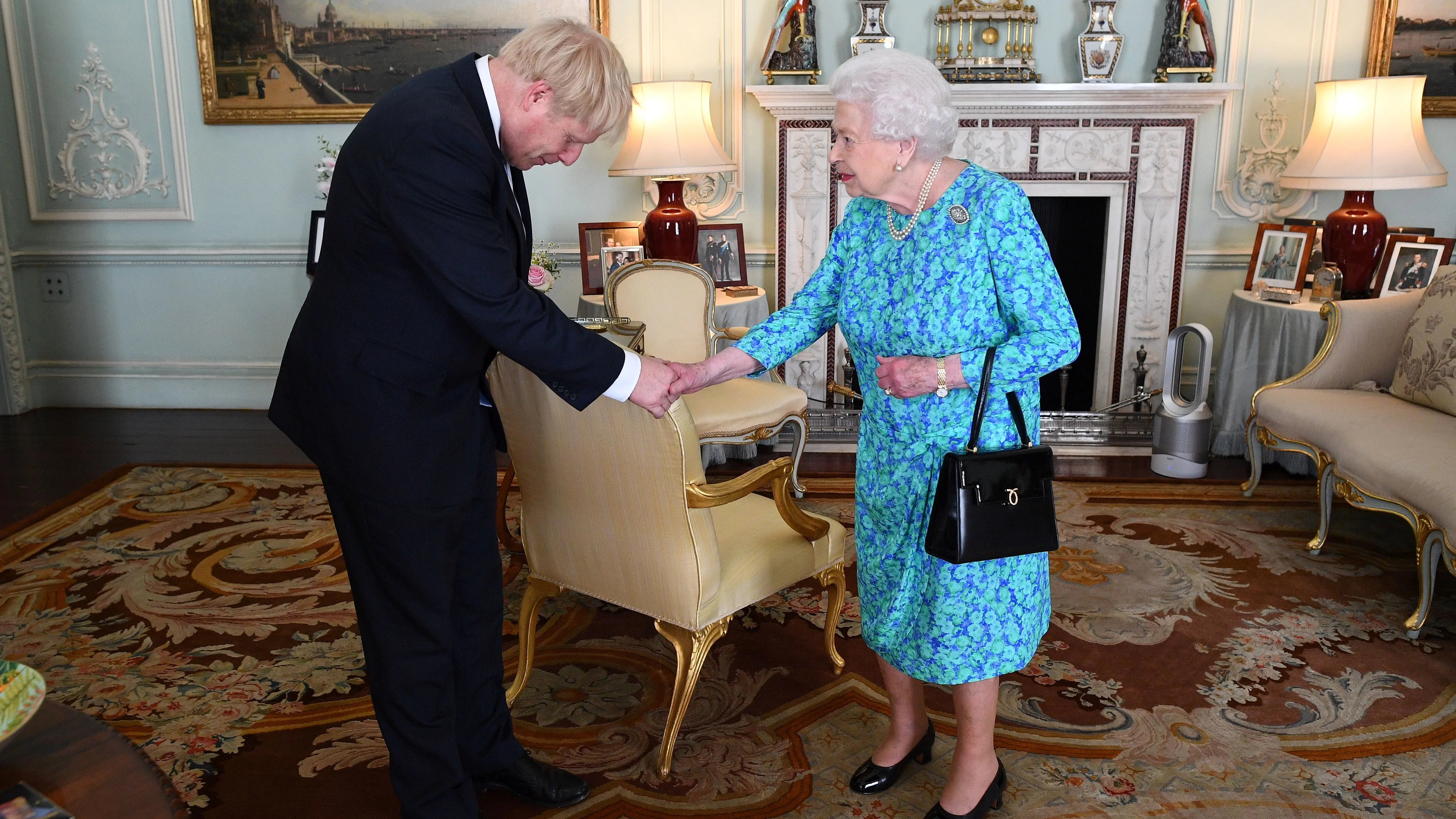 Boris Johnson, durante una audiencia con la reina Isabel II en el Palacio de Buckingham