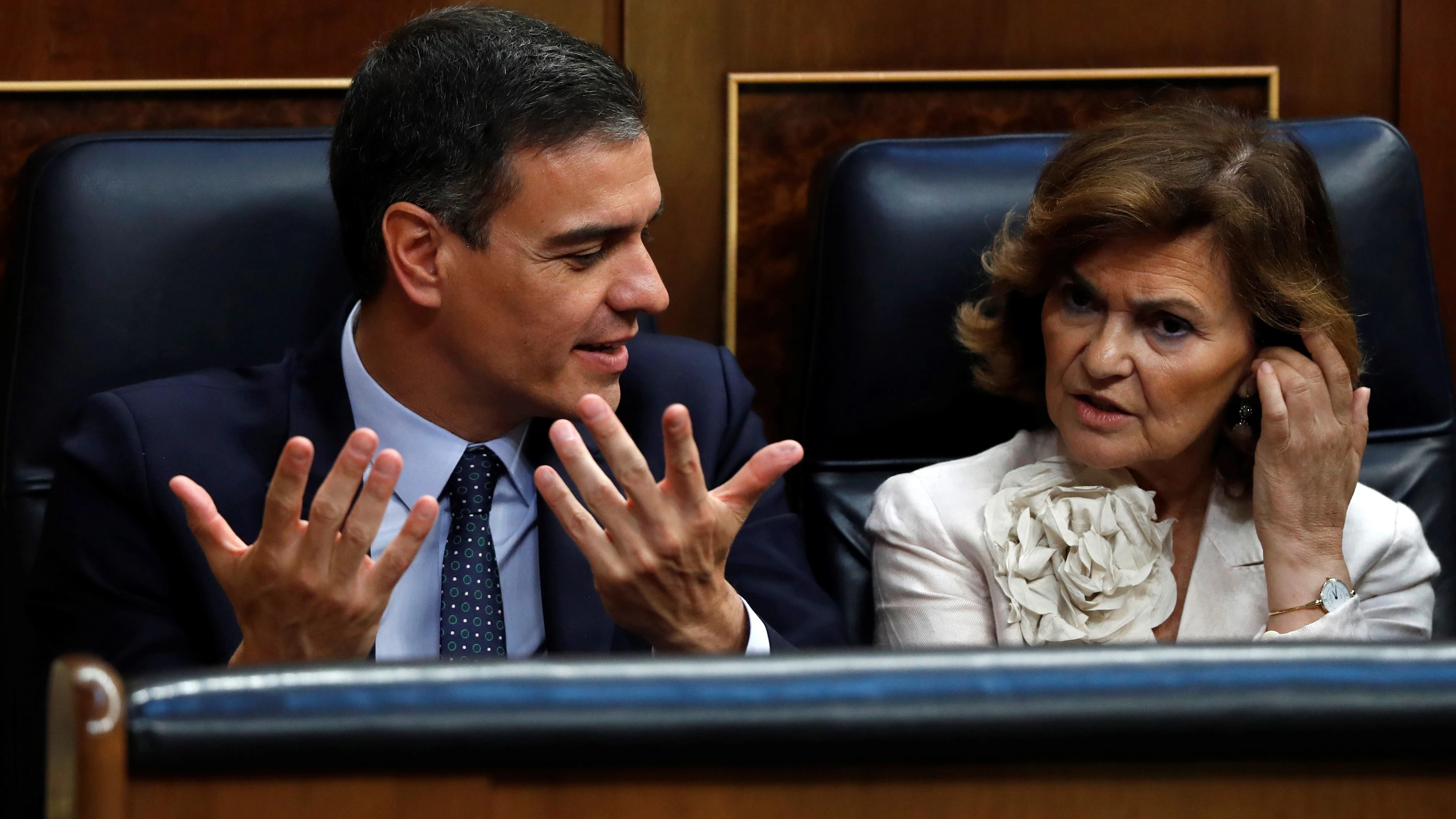 Pedro Sánchez acompañado de la vicepresidenta del gobierno, Carmen Calvo