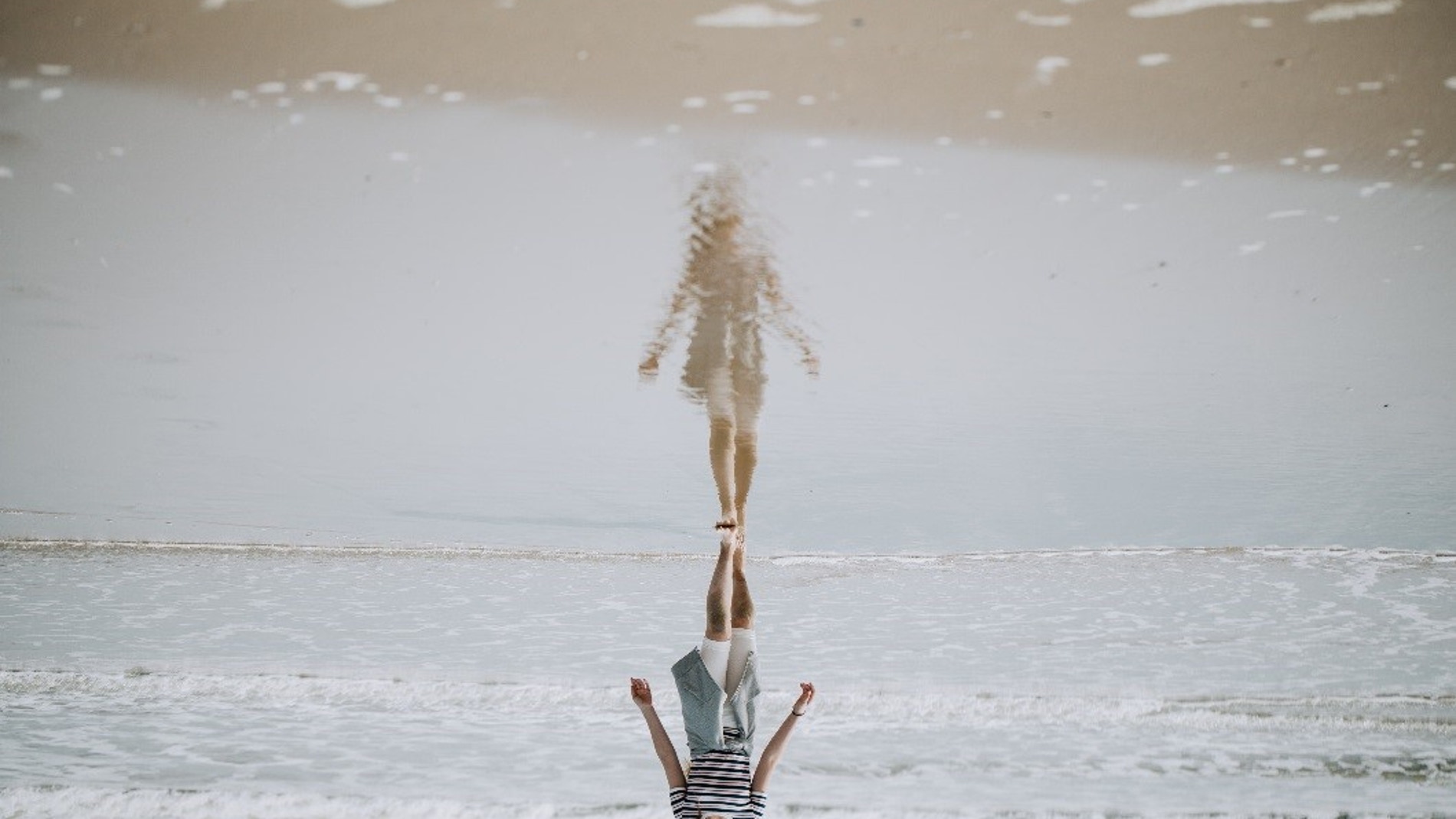 mujer sola por la playa