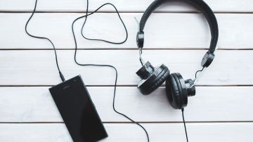 Móvil y auriculares