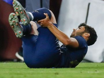 Asensio, tendido en el suelo Asensio, tendido en el suelo