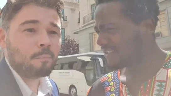 El momento en el que el militante de Vox cuestiona a Gabriel Rufián su presencia en el Congreso El momento en el que el militante de Vox cuestiona a Gabriel Rufián su presencia en el Congreso