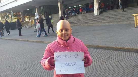 Delfina anunció con este cartel y posando frente al hospital que había logrado curarse. Delfina anunció con este cartel y posando frente al hospital que había logrado curarse.