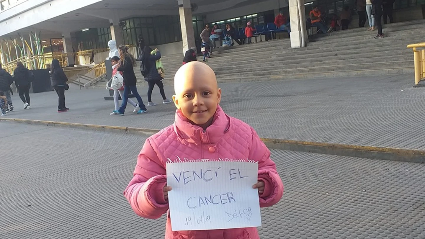Delfina anunció con este cartel y posando frente al hospital que había logrado curarse. Delfina anunció con este cartel y posando frente al hospital que había logrado curarse.