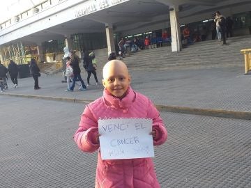 Delfina anunció con este cartel y posando frente al hospital que había logrado curarse. Delfina anunció con este cartel y posando frente al hospital que había logrado curarse.