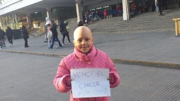 Delfina anunció con este cartel y posando frente al hospital que había logrado curarse.