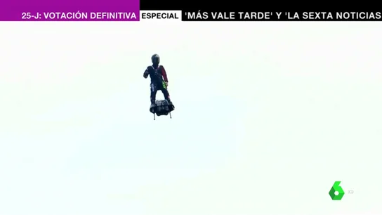 El 'soldado volador' francés intentará cruzar el Canal de la Mancha con su flyboard El 'soldado volador' francés intentará cruzar el Canal de la Mancha con su flyboard
