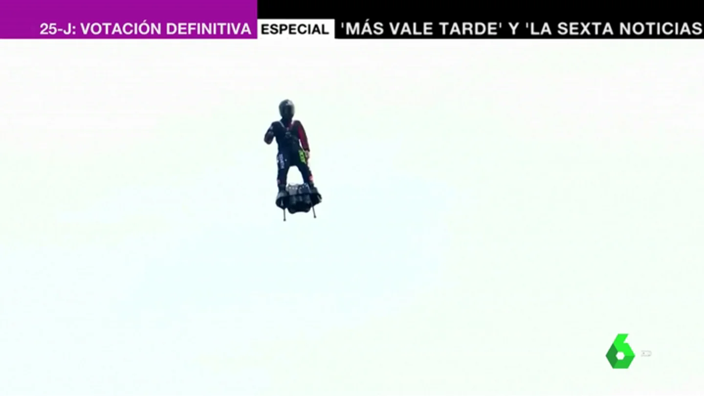 El 'soldado volador' francés intentará cruzar el Canal de la Mancha con su flyboard El 'soldado volador' francés intentará cruzar el Canal de la Mancha con su flyboard
