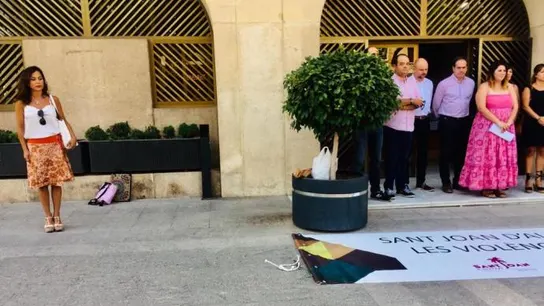 La edil de Vox se aparta en el homenaje a la última víctima de violencia de género La edil de Vox se aparta en el homenaje a la última víctima de violencia de género