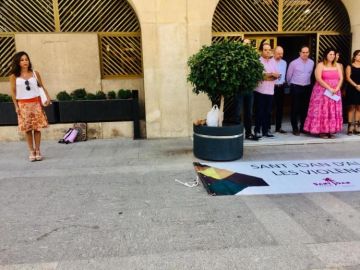La edil de Vox se aparta en el homenaje a la última víctima de violencia de género La edil de Vox se aparta en el homenaje a la última víctima de violencia de género