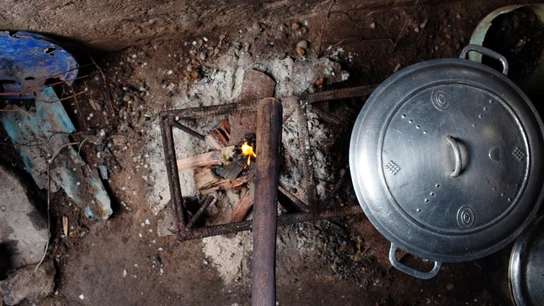 Un palo utilizado en el planchado de senos en Douala, Camerún Un palo utilizado en el planchado de senos en Douala, Camerún