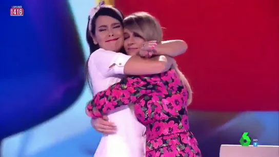 El entrañable abrazo entre las zapeadoras El entrañable abrazo entre las zapeadoras