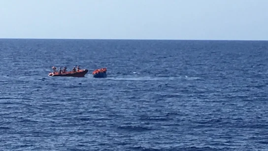 La patera a punto de hundirse en el Mediterráneo que ha rescatado Open Arms La patera a punto de hundirse en el Mediterráneo que ha rescatado Open Arms