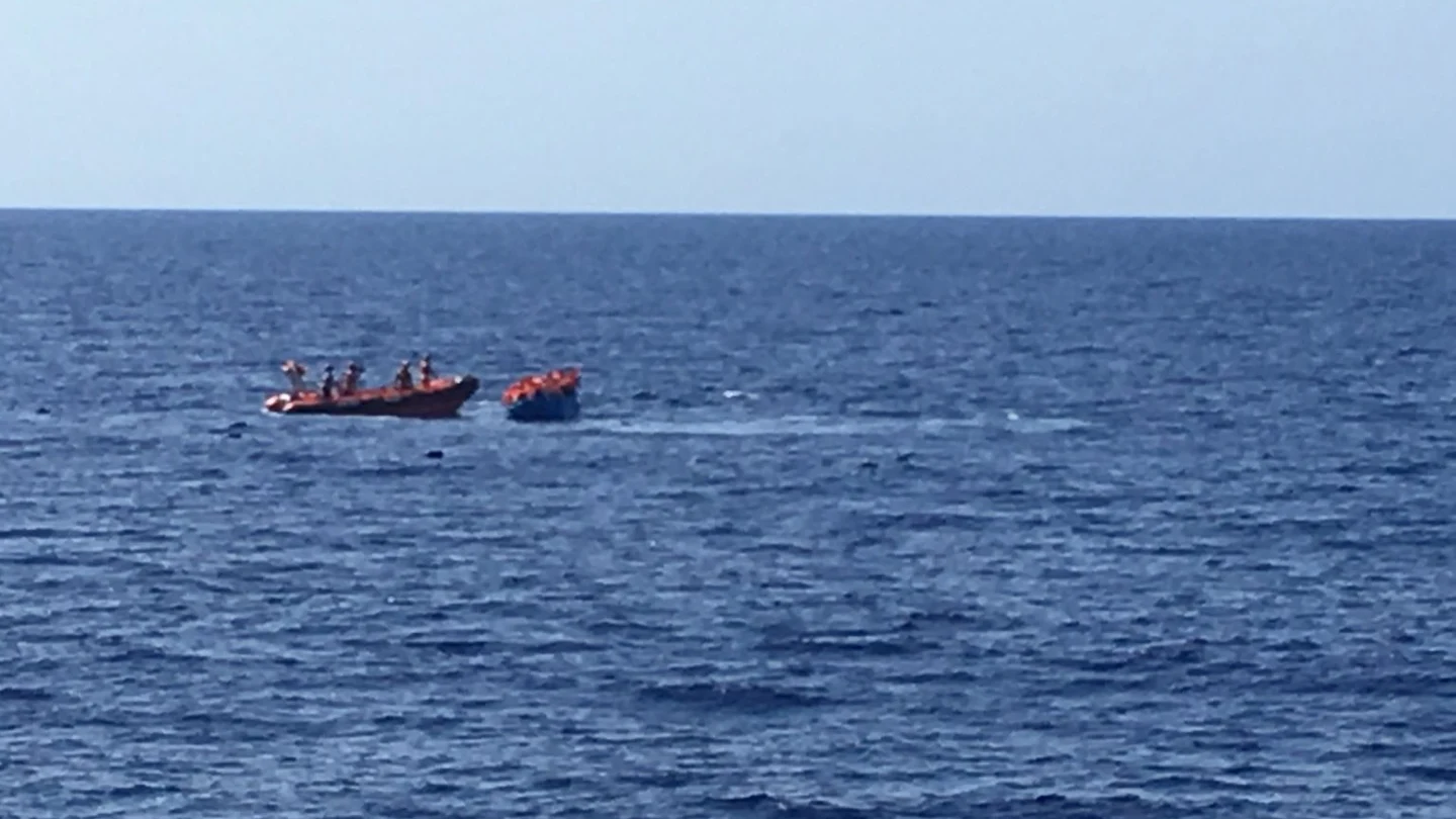 La patera a punto de hundirse en el Mediterráneo que ha rescatado Open Arms La patera a punto de hundirse en el Mediterráneo que ha rescatado Open Arms