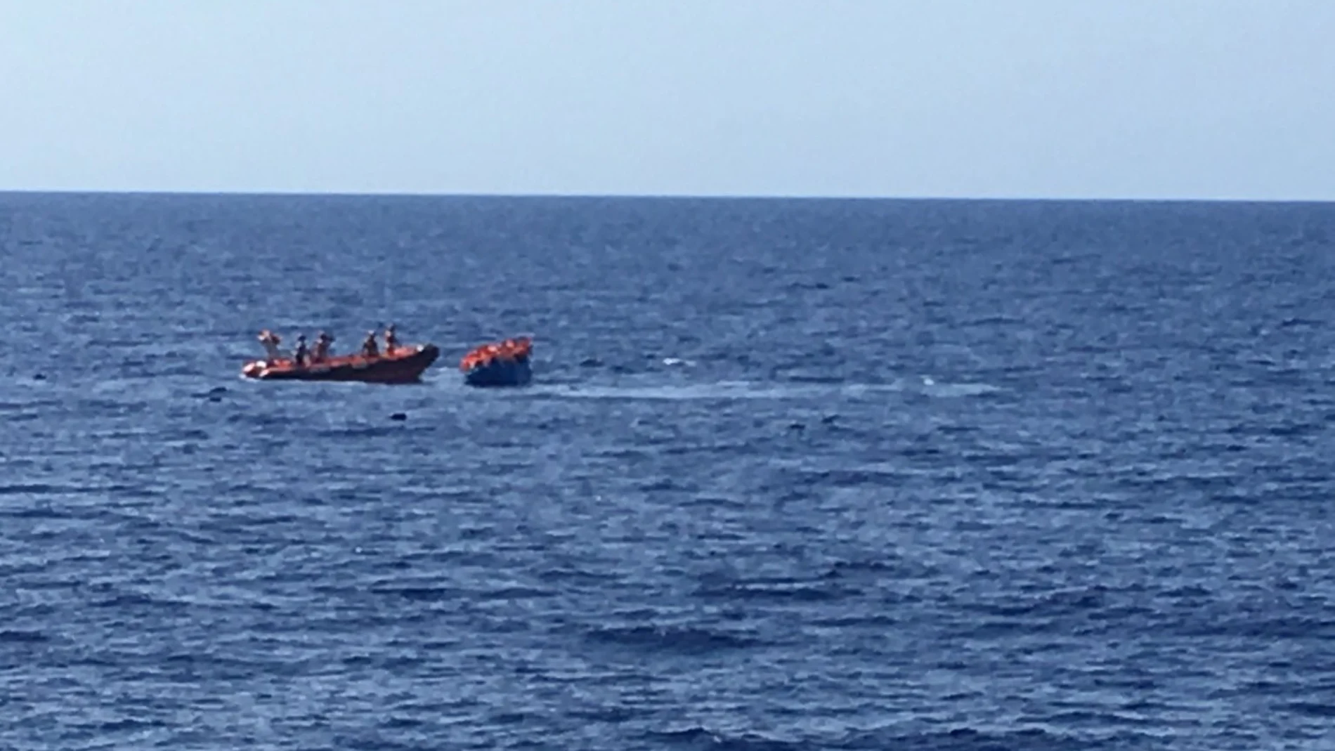 La patera a punto de hundirse en el Mediterráneo que ha rescatado Open Arms