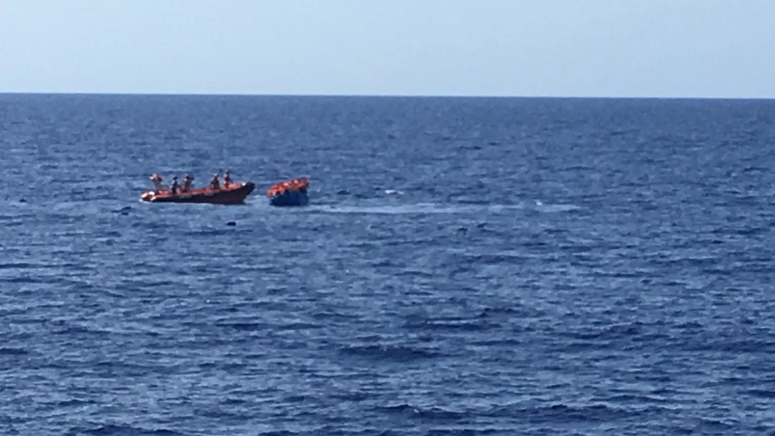 La patera a punto de hundirse en el Mediterráneo que ha rescatado Open Arms